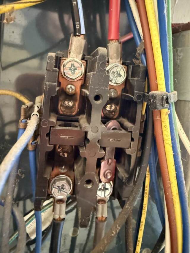 Faulty contactor, one side is missing it's contacts and both sides are burned