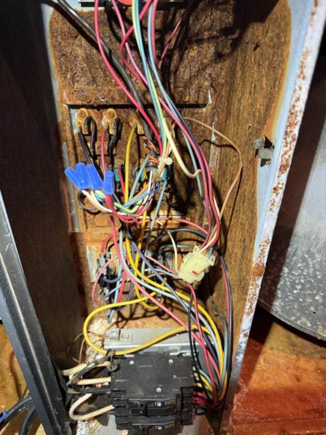 This shows the inside of the unit is covered in rust, everything was wet in the past and has lead to this rust.