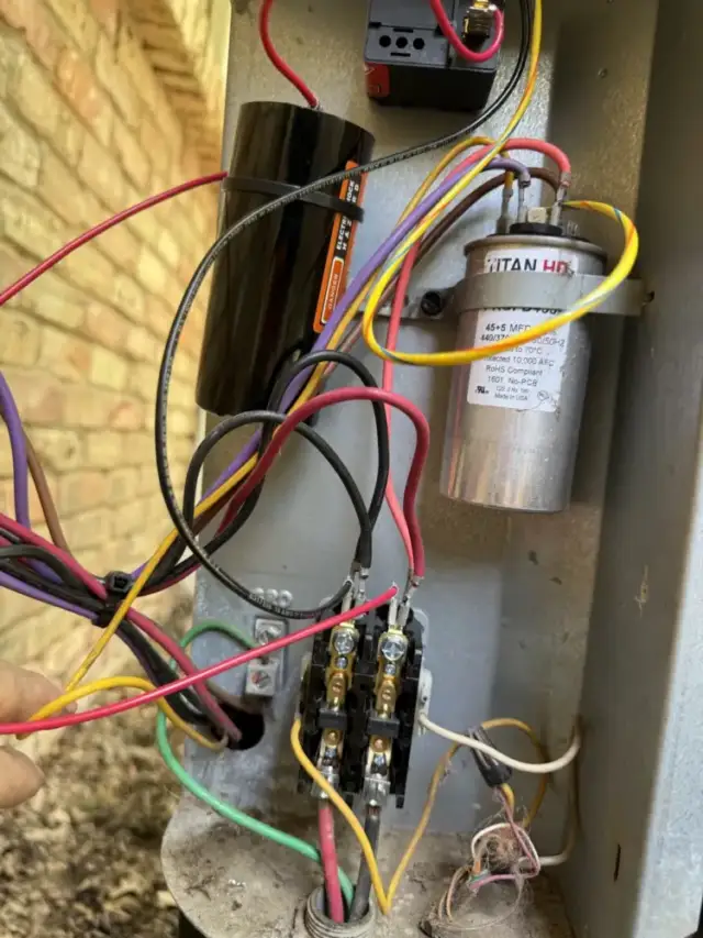 this shows the new relay installed along with the new hard start kit